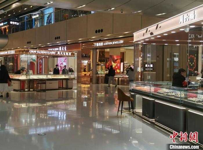 资料图：某商场的黄金店铺。 中新网记者 谢艺观 摄