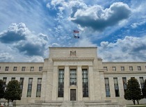 隔夜市场：黄金美股普跌，美联储降息预期与经济数据“断供”风险